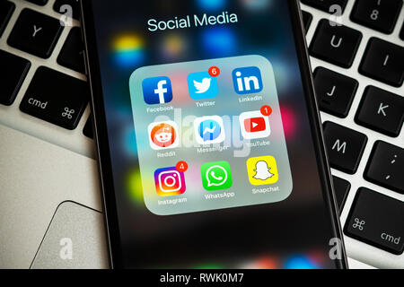 Schwarz Apple iPhone mit Symbolen der sozialen Medien: Instagram, Youtube, Studivz, Facebook, Twitter, snapchat, whatsapp Anwendungen auf dem Bildschirm. Social Media. Stockfoto