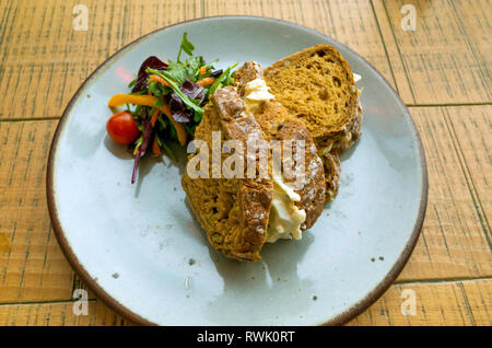 Mittagssnack Ei Mayonnaise Sandwich auf braunem Brot mit Salat garnieren Stockfoto