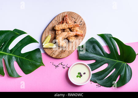 Vorspeise gebratene Tempura cajun Garnelen, gebratene Garnelen mit Gewürzen. Asiatische Meeresfrüchte mit Kokosnuss Sauce. Ansicht von oben, kopieren Raum Stockfoto