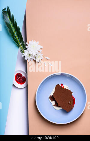 Joghurt- oder Softeis dessert Vanilleeis mit Chocolate Brownie. Ansicht von oben, kopieren. Stockfoto