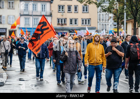 Straßburg, Frankreich - 12.September 2017: Menge marschieren mit Fahnen an politischen März während eines Französischen landesweiten Tag des Protestes gegen die Reform des Arbeitsmarkts von Emmanuel Längestrich Regierung vorgeschlagen, Stockfoto