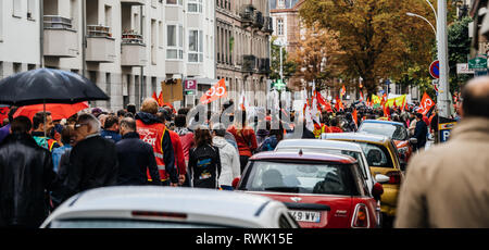 Straßburg, Frankreich - 12.September 2017: Ansicht der Rückseite große Menschenmenge in politischen März während einer bundesweiten Tag des Protestes gegen die Reform des Arbeitsmarkts mit Längestrich Regierung vorgeschlagen, Stockfoto