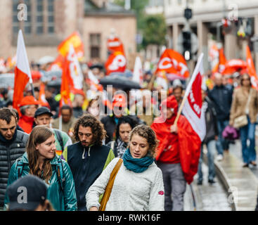 Straßburg, Frankreich - 12.September 2017: Junge Menschen bei politischen März während eines Französischen landesweiten Tag des Protestes gegen die Reform des Arbeitsmarkts von Emmanuel Längestrich Regierung vorgeschlagen, Stockfoto