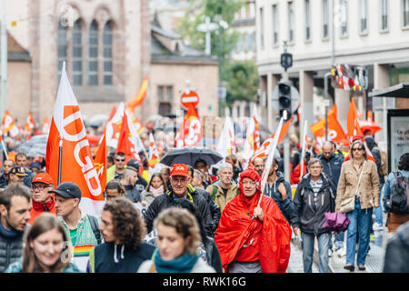 Straßburg, Frankreich - 12.September 2017: Junge und Erwachsene an politischen März während eines Französischen landesweiten Tag des Protestes gegen die Reform des Arbeitsmarkts von Emmanuel Längestrich Regierung vorgeschlagen, Stockfoto