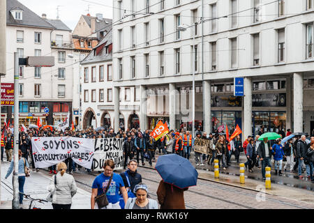 Straßburg, Frankreich - 12.September 2017: Menschen mit Plakaten auf politischer März während eines Französischen landesweiten Tag des Protestes gegen die vorgeschlagene Reform des Arbeitsmarkts Stockfoto