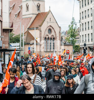 Straßburg, Frankreich - 12.September 2017: Masse mit Paroisse Kirche Saint-Nicolas als politische März während eines Französischen landesweiten Tag des Protestes gegen die vorgeschlagene Reform des Arbeitsmarkts Stockfoto