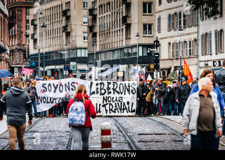Straßburg, Frankreich - 12.September 2017: Revolutionäre Botschaft auf der Sicherheitsplakette an politischen März während eines Französischen landesweiten Tag des Protestes gegen die Arbeitsmarktreformen. Stockfoto