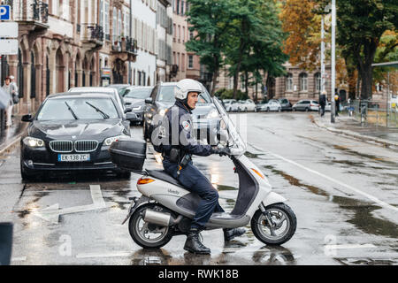Straßburg, Frankreich - 12.September 2017: Junge kaukasier Französischen Polizeioffizier blockieren Straße an einem regnerischen Tag während Protest Stockfoto