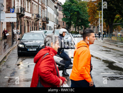 Straßburg, Frankreich - 12.September 2017: Fußgänger Straße in frong der Jungen Französischen Polizeioffizier blockieren Straße an einem regnerischen Tag während Protest Stockfoto