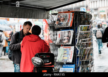 Straßburg, Frankreich - 12.September 2017: Freunde in der Nähe von zeitungskiosk debattieren mit mehreren Zeitschriften mit Emmanuel Längestrich während der Französischen landesweiten Tag des Protestes gegen die Reform des Arbeitsmarkts Stockfoto
