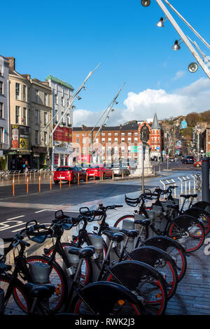 Fahrräder zum Mieten aufgereiht in einem Regal entlang einer Straße im Stadtzentrum von Cork, Cork City, County Cork, Irland Stockfoto