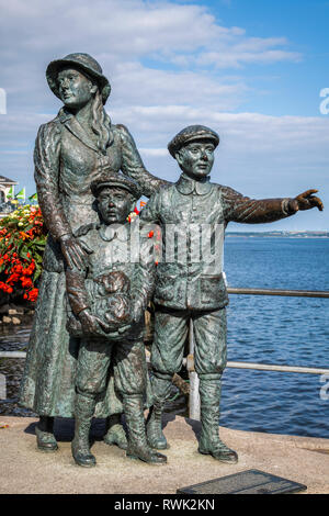 Statue von Annie Moore, der erste irische Einwanderer in die Vereinigten Staaten von Amerika; Cobh, County Cork, Irland Stockfoto