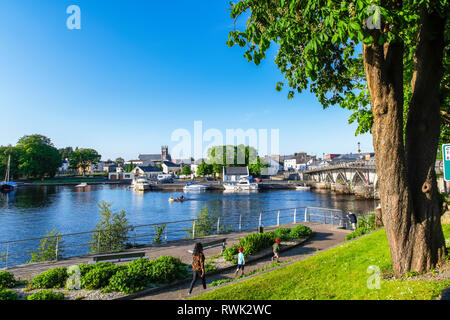 Eine Mutter und zwei kleinen Söhnen zu Fuß auf den Weg entlang des Flusses Shannon; Carrick-on-Shannon, County Leitrim, Irland Stockfoto