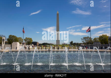 2. Weltkrieg Memorial, Washington Monument (Hintergrund); Washington D.C., Vereinigte Staaten von Amerika Stockfoto