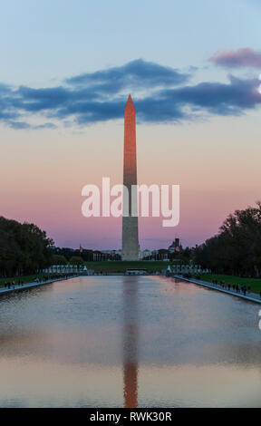 Washington Monument von der Lincoln Monument, das an der Dämmerung; Washington D.C., Vereinigte Staaten von Amerika Stockfoto