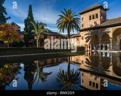 Touristen im Garten des des Generalife die Alhambra, Granada, Spanien Stockfoto
