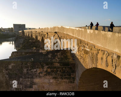 Römische Brücke über den Guadalquivir Fluss; Cordoba, Provinz Córdoba, Spanien Stockfoto