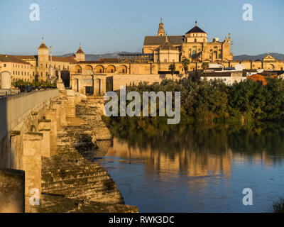 Große Moschee von Cordoba und die römische Brücke über den Guadalquivir Fluss; Cordoba, Provinz Córdoba, Spanien Stockfoto