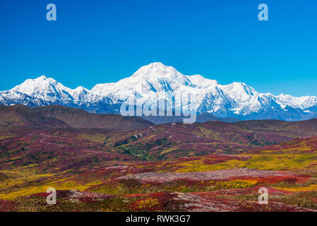 Denali National Park wie von Peters Hills mit20320' Mount Denali gesehen, Wissen formal als Mount McKinley und die Alaska Range Stockfoto