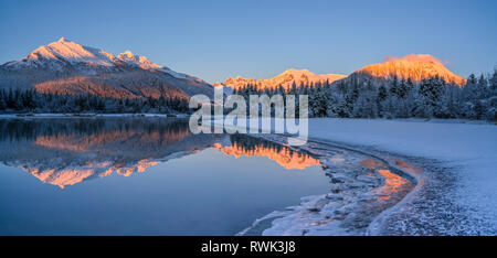 Winter am Nachmittag entlang der Küstenlinie des Mendenhall River, Tongass National Forest, Juneau, Alaska, Vereinigte Staaten von Amerika Stockfoto