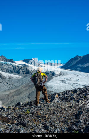 Ein Mann in Gulkana Glacier Tal im östlichen Alaska Range im Süden - zentrales Alaska an einem sonnigen Nachmittag Stockfoto