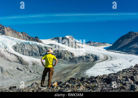 Ein Mann in Gulkana Glacier Tal im östlichen Alaska Range im Süden - zentrales Alaska an einem sonnigen Nachmittag Stockfoto