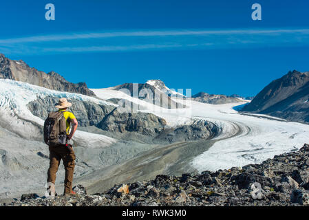 Ein Mann in Gulkana Glacier Tal im östlichen Alaska Range im Süden - zentrales Alaska an einem sonnigen Nachmittag Stockfoto