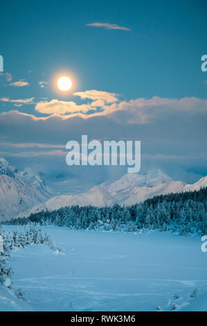 Malerischer Blick auf den Super Blut Mond vor der Eclipse über die Chugach Mountains in Turnagain Pass, South-central Alaska Stockfoto