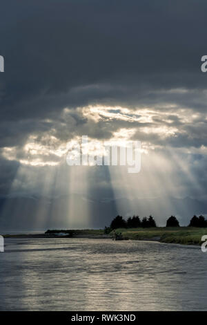 Sonnenstrahlen mit glänzenden über Eagle River und Eagle Beach, Chilkat Berge, Southeast Alaska, Alaska, Vereinigte Staaten von Amerika Stockfoto