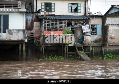 Eine alte Floating House auf dem Mekong Fluss, Vietnam. Schwimmende Dörfer auf dem Mekong Stockfoto