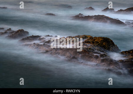 Eine Ansicht von Bluff Trail von Wellen über Rock flossen an Montaña de Oro State Park, auf der zentralen Küste von Kalifornien. Stockfoto