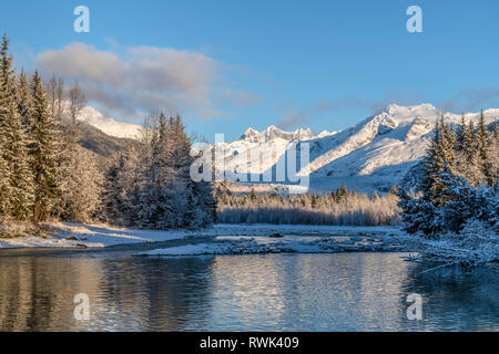 Mendenhall River an einem Wintermorgen, Mendenhall Türme, Tongass National Forest, Southeast Alaska, Alaska, Vereinigte Staaten von Amerika Stockfoto
