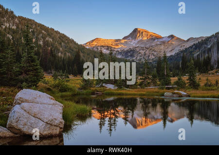 Eagle Cap Berg in einer Wiese, Teich im East Fork Lostine River Valley wider; Eagle Cap Wüste, Wallowa Mountains, im östlichen Oregon. Stockfoto