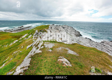 Cambrian und Ordovicia ära Felsformationen bis in den Golf von St. Lawrence am südwestlichen Ende des Lighthouse Trail auf der Kuh Head Halbinsel, Kuhkopf, westlichen Neufundland, Kanada Stockfoto