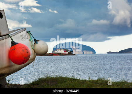 Blick auf die Bucht der Inseln Franzose Cove, Fischerboote im Trockendock, und Guernsey Insel in der Ferne. Neufundland, Kanada Stockfoto