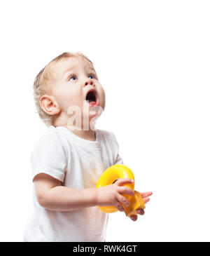 Cute Baby Boy mit überraschten Ausdruck suchen und auf die Seite isoliert auf weißem Stockfoto