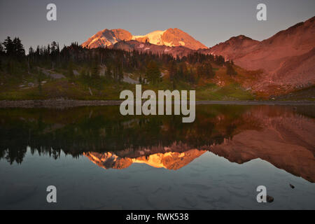 WA 15884-00 ... WASHINGTON - Sonnenuntergang in St. Andrews See auf der Wonderland Trail im Mount Rainier National Park entfernt. Stockfoto