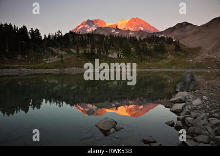 WA 15887-00 ... WASHINGTON - Sonnenuntergang in St. Andrews See auf der Wonderland Trail im Mount Rainier National Park entfernt. Stockfoto