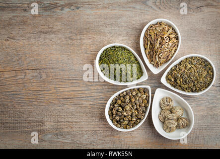Ein Sortiment von Losen getrockneten grünen Tees auf einem hölzernen Hintergrund mit copy-Raum Stockfoto