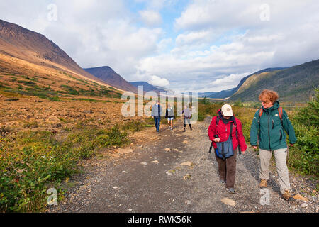 Parks Canada interpreter Kristen Oravec Führen einer kleinen Gruppe von Besuchern entlang der Tableland Trail im Gros Morne National Park, Neufundland, Kanada Stockfoto