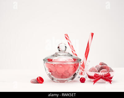 Sortiment von roten Bonbons auf einem weißen Hintergrund. Stockfoto