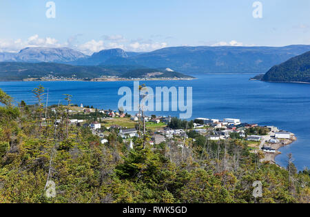 Blick auf die Stadt von Woody Point und Bonne Bay von der Oberseite des Partridgeberry Hill und dem Lookout Trail, Gros Morne National Park, Neufundland, Kanada Stockfoto