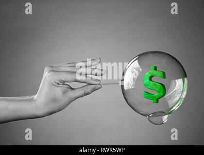 Eine Hand zu platzen eine Geld-Blase mit einer Nadel. Metapher für eine wirtschaftliche oder finanzielle Seifenblase Krise. Stockfoto