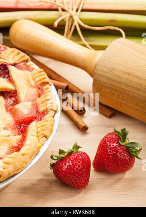 Erdbeer-Rhabarber-Kuchen Stockfoto