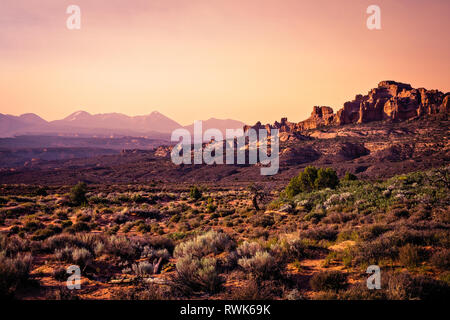 Sonnenuntergang vom Panorama Punkt im Arches National Park, Moab, Utah. Stockfoto