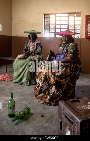 Herero Frauen trinken Bier in einem Store in Purros, Namibia. Stockfoto