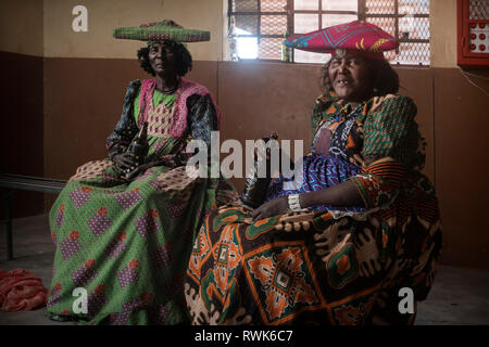 Herero Frauen trinken Bier in einem Store in Purros, Namibia. Stockfoto