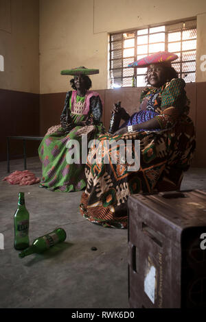 Herero Frauen trinken Bier in einem Store in Purros, Namibia. Stockfoto