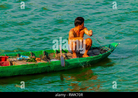 Lokale vietnamesische Fischer auf kleinen Boot Tan Chau,, eine Giang Provinz Mekong, Vietnam, Asien Stockfoto