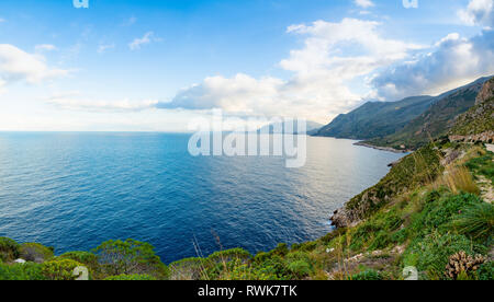 Blick auf die Berge und blaues Meer in der Italienischen Naturpark oder Riserva dello Zingaro in Sizilien, Italien Stockfoto